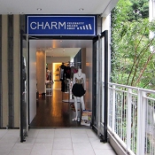 CHARM店舗の入り口